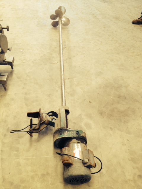 used Clamp-On agitator, LEE model RG-4, # 918616. 3/4 HP, 115/230 volt, 1725 RPM motor into gear reducer.  6' stainless steel shaft with (2) approx. 11
